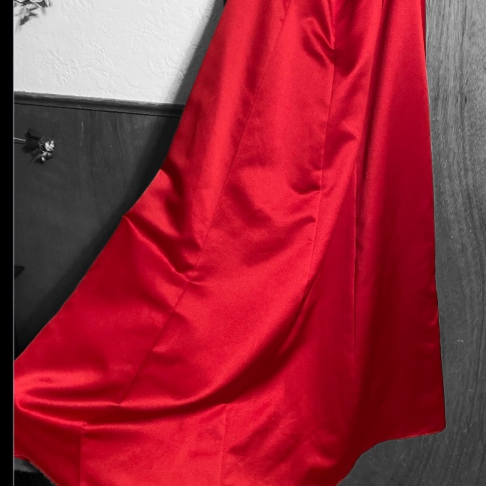 Ladies Sz 6 Long Maxi Dress red Gown, sequins surround the top area. Gorgeous - Picture 4 of 10